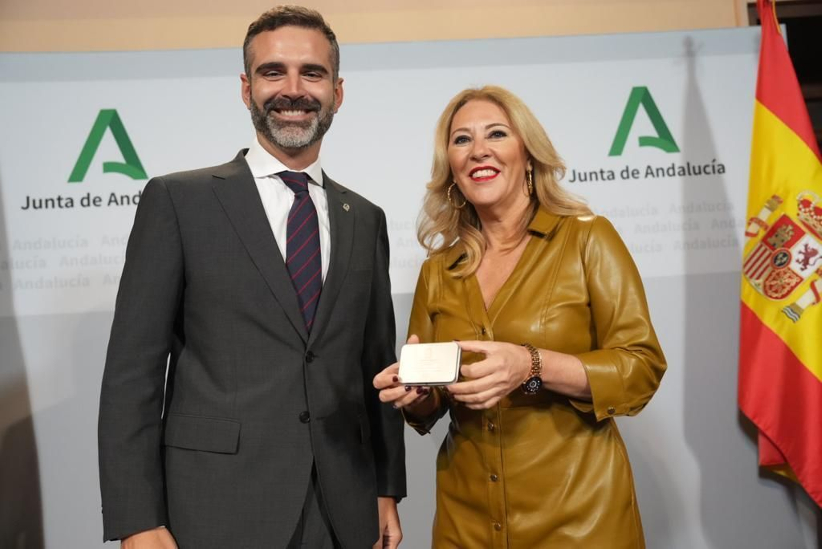 Ramón Fernández-Pacheco junto a Carolina España Reina.