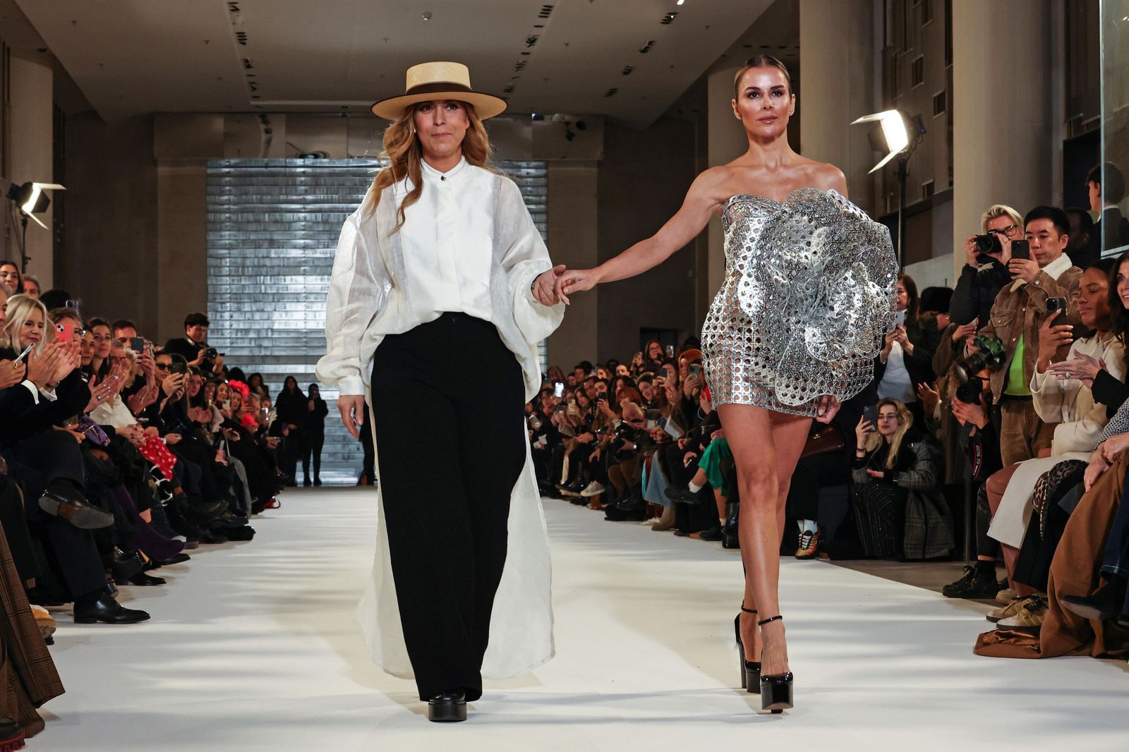 Juana Martín presenta su colección 'La Rosée' en la pasarela de Alta Costura de París, en imágenes
