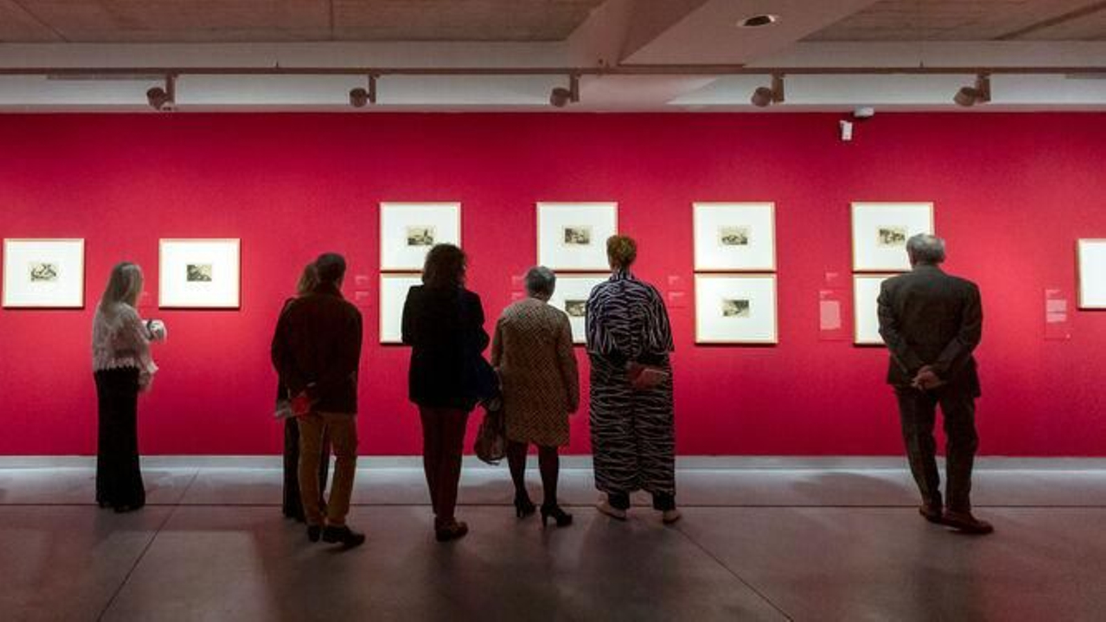 Visitantes en la muestra pictórica.