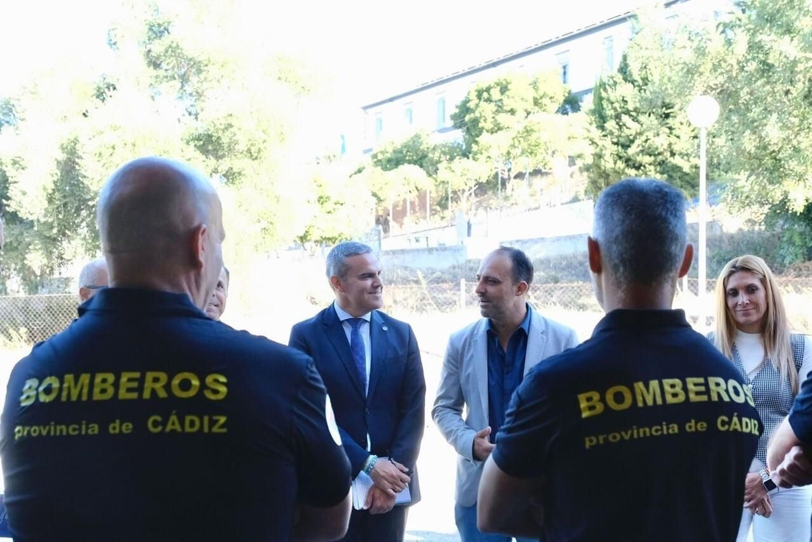 El presidente del Consorcio de Bomberos, José Ortiz, junto a otros cargos y efectivos.