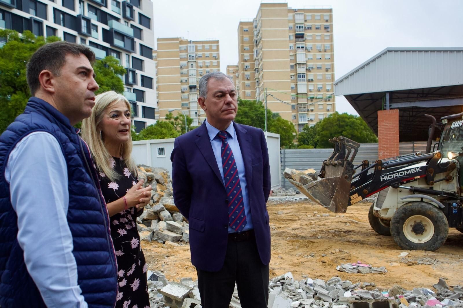 Patricia del Pozo y José Luis Sanz en el solar donde se construirá el nuevo comedor del CEIP Valdés Leal.