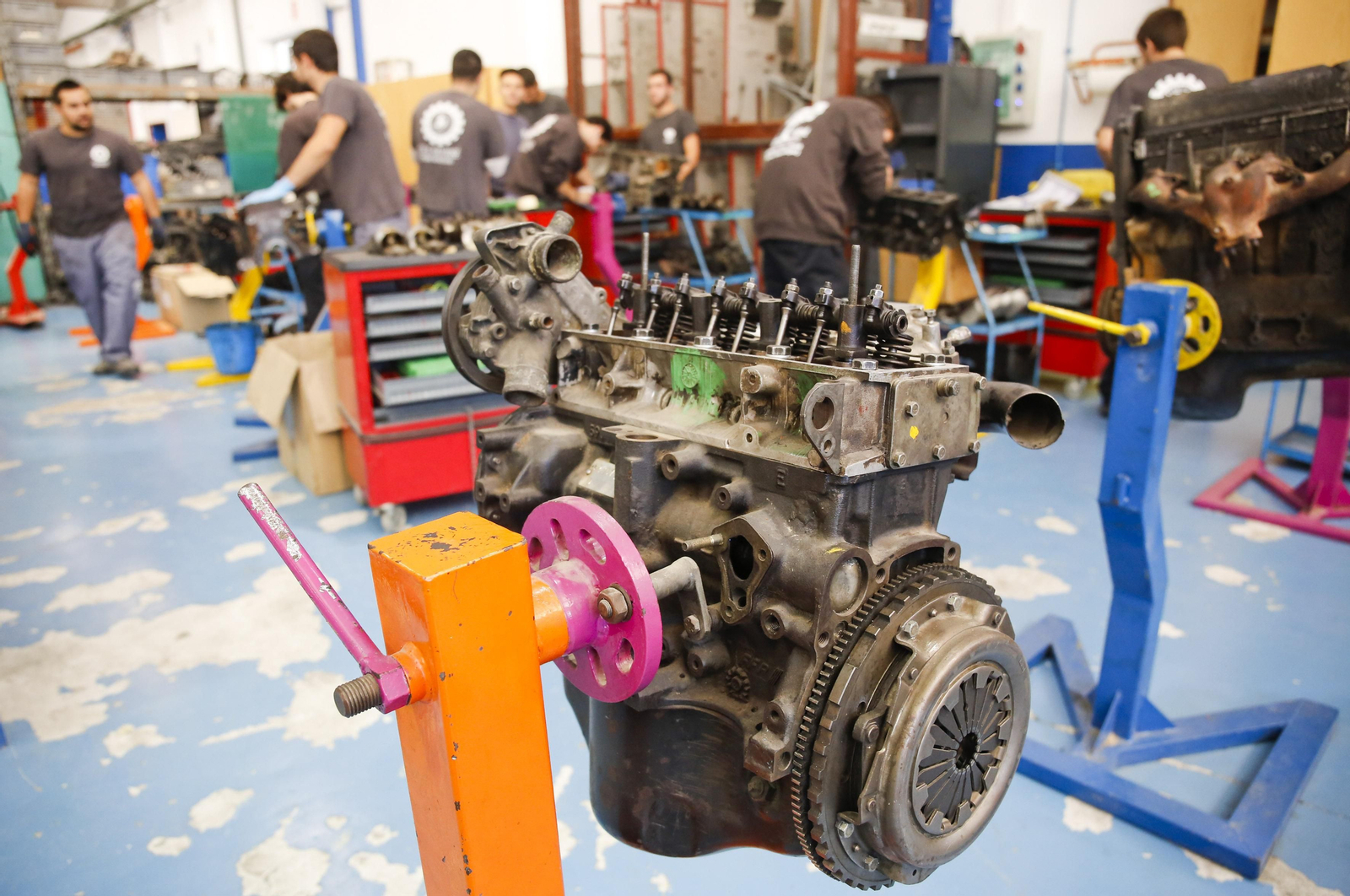 Alumnos en el ciclo de FP Dual de Automoción del CPD San José.