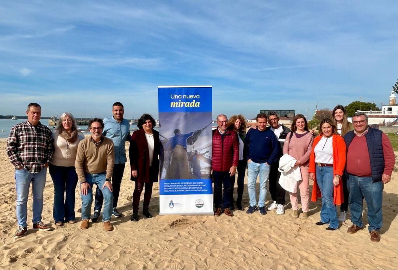 La alcaldesa presenta a la Cofradía de Pescadores el análisis de posicionamiento estratégico.