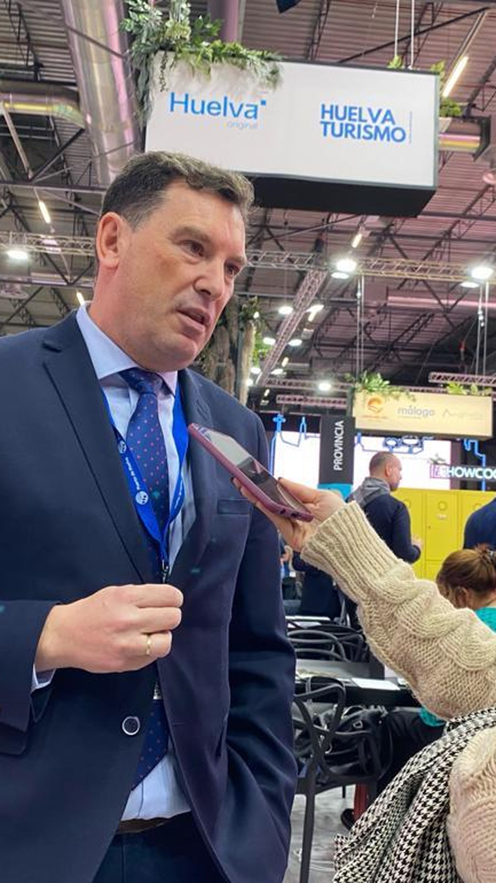 El presidente del Puerto, Alberto Santana, en una entrevista con Huelva Información este jueves en Fitur