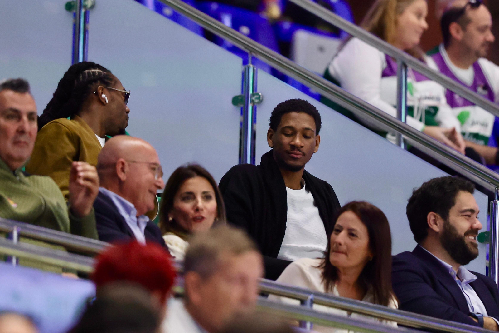 Los jugadores del primer equipo apoyaron al Unicaja Mijas