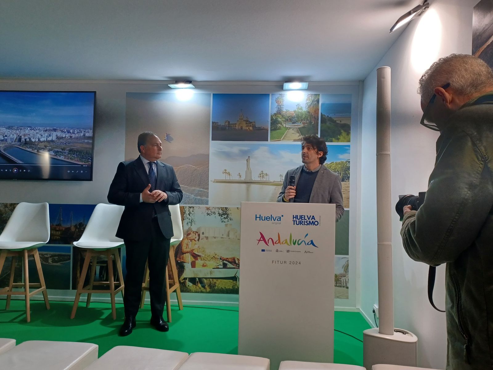 El presidente de la Diputación de Huelva, David Toscano, junto al director deportivo de Lamiya, Raúl Marchena