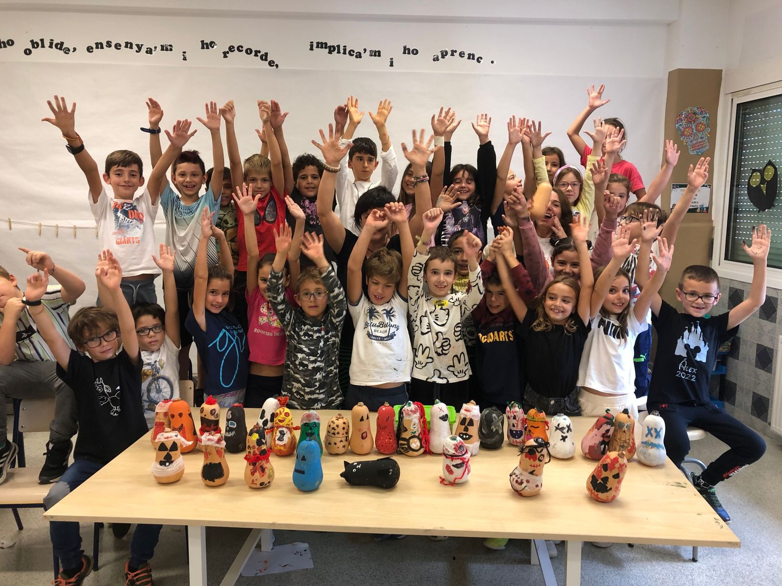 Una clase de niños, durante la decoración de las calabazas.