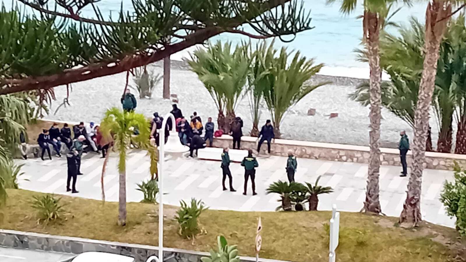 Una narcolancha desembarca a una treintena de migrantes en una playa de Almuñécar