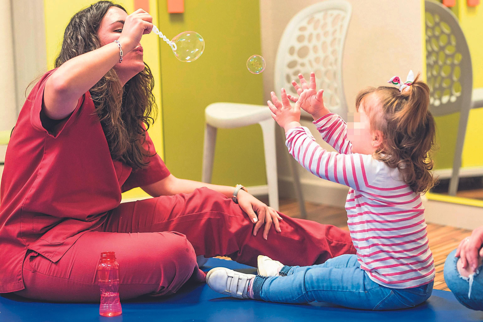 Una menor junto a una profesional sanitaria en uno de los CAIT en Andalucía.
