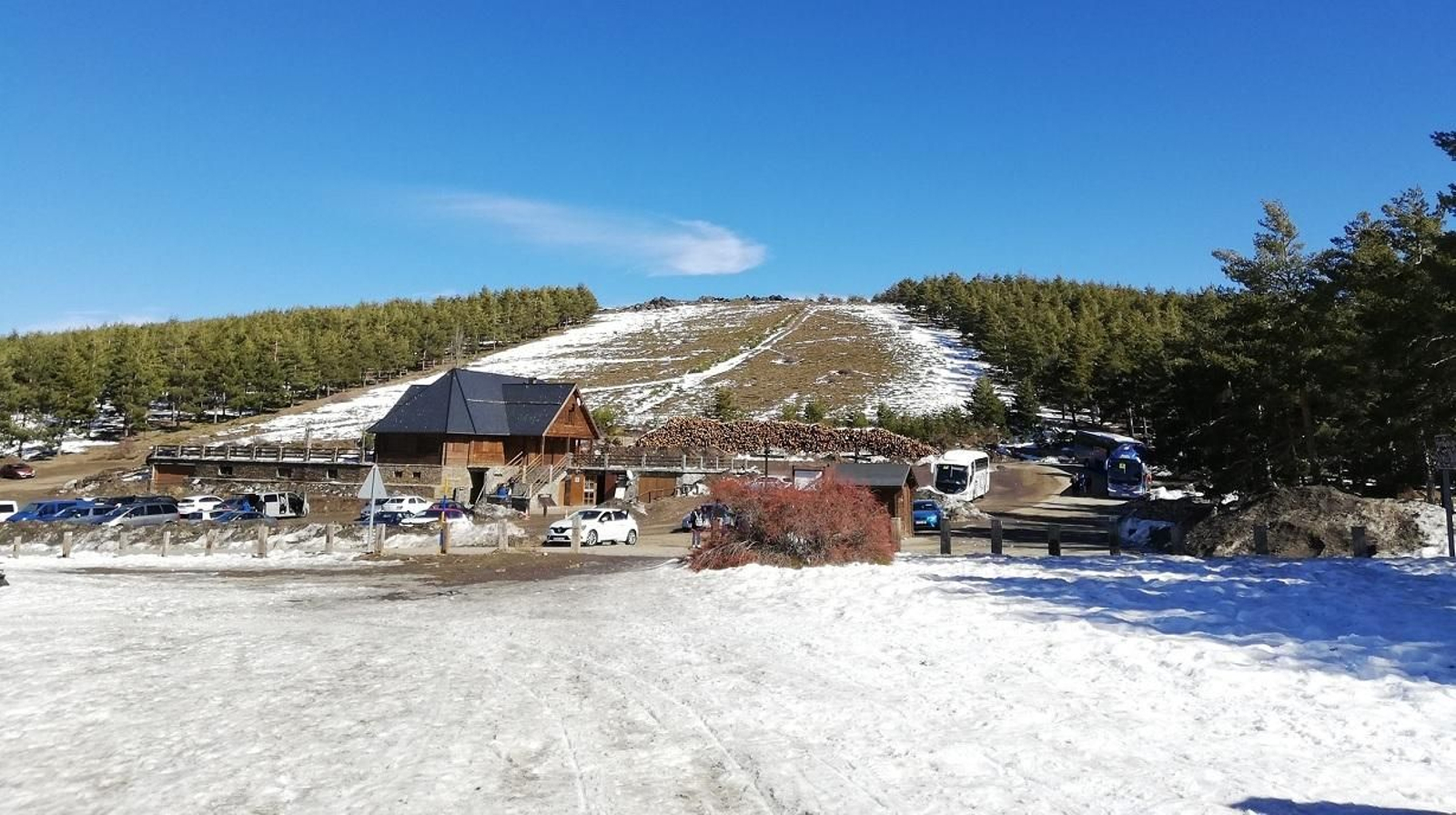 Instalaciones, ligeramente nevadas, ubicadas en el Puerto de la Ragua, en plena Sierra Nevada .