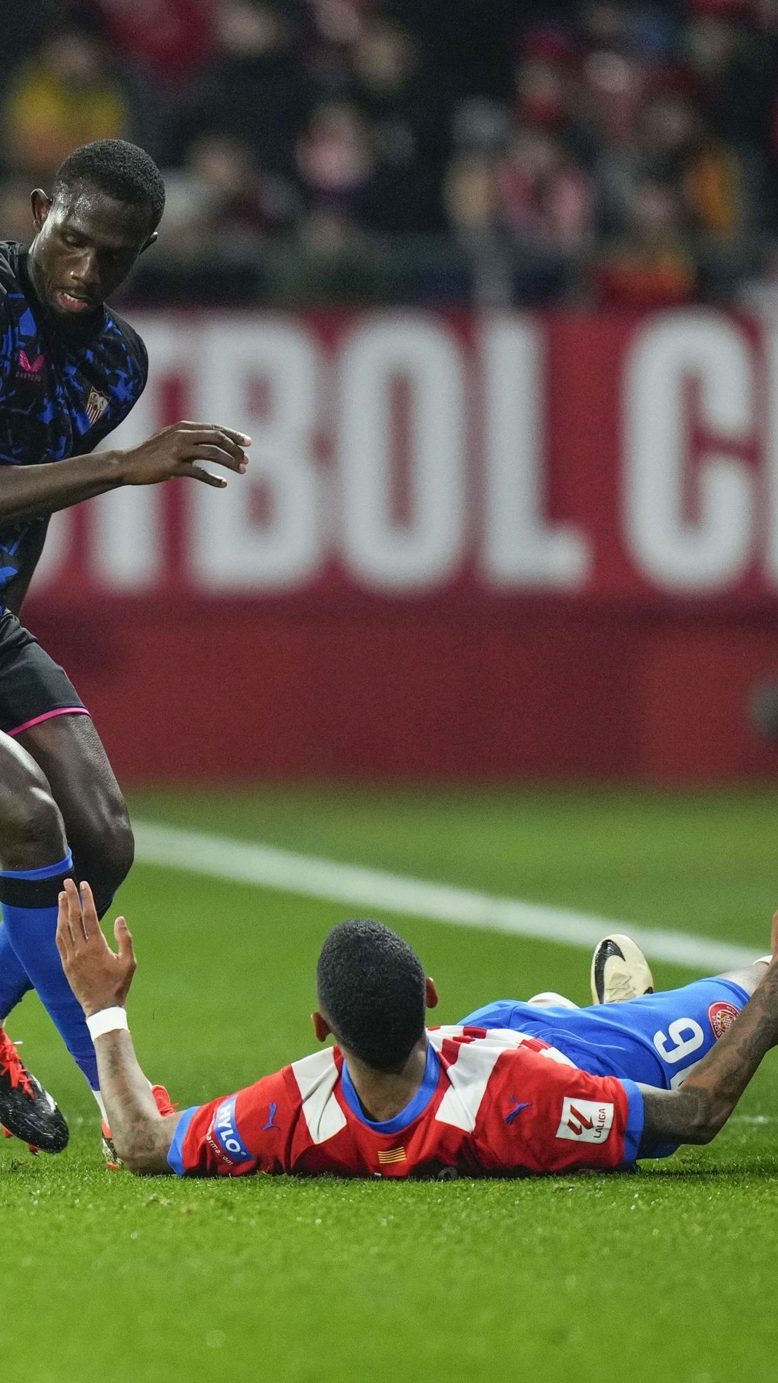 Nianzou derriba a Sávio en una acción del partido.