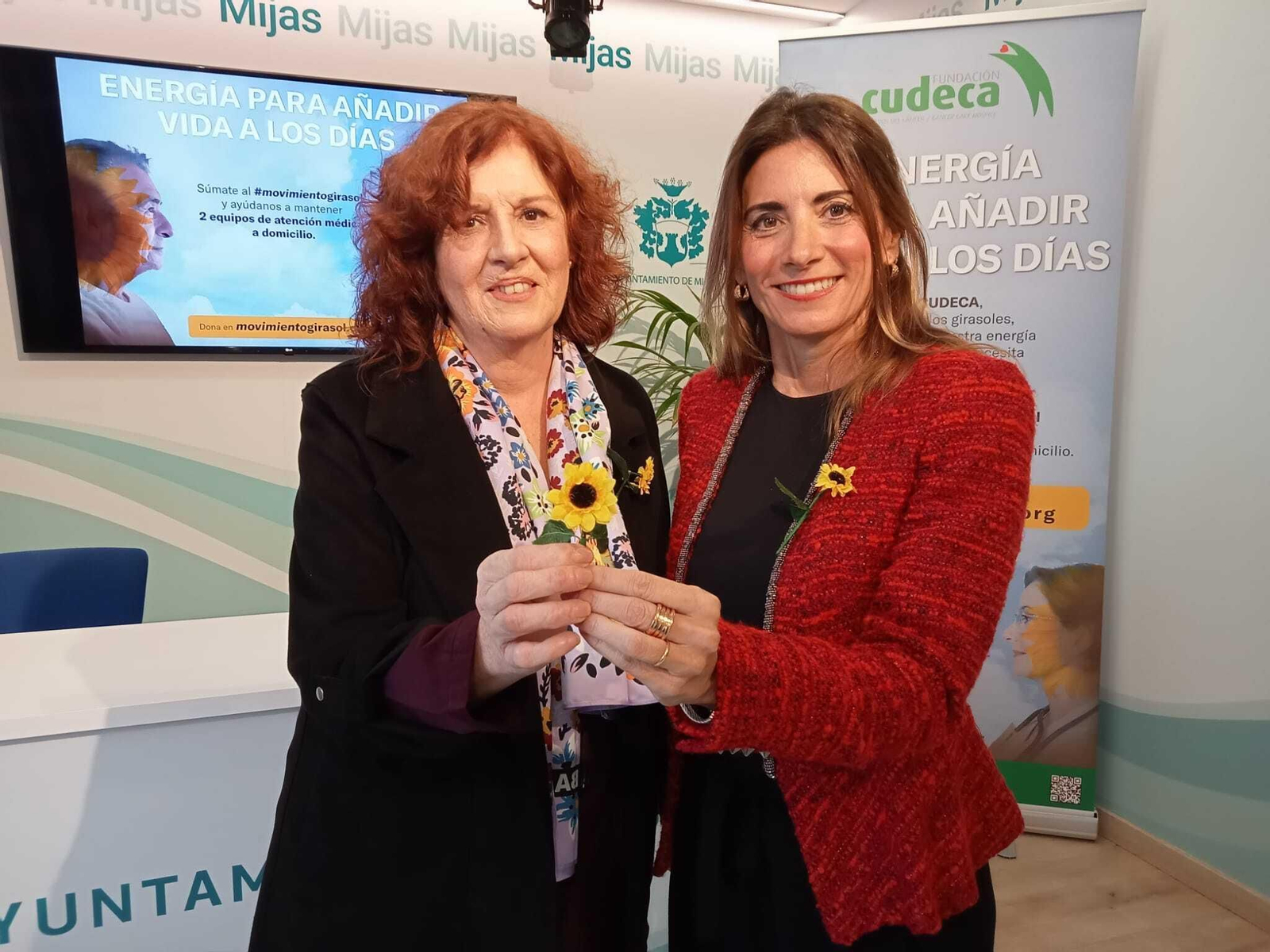 La alcaldesa, Ana Mata (D.), y la gerente de Cudeca, Marisa Martín.