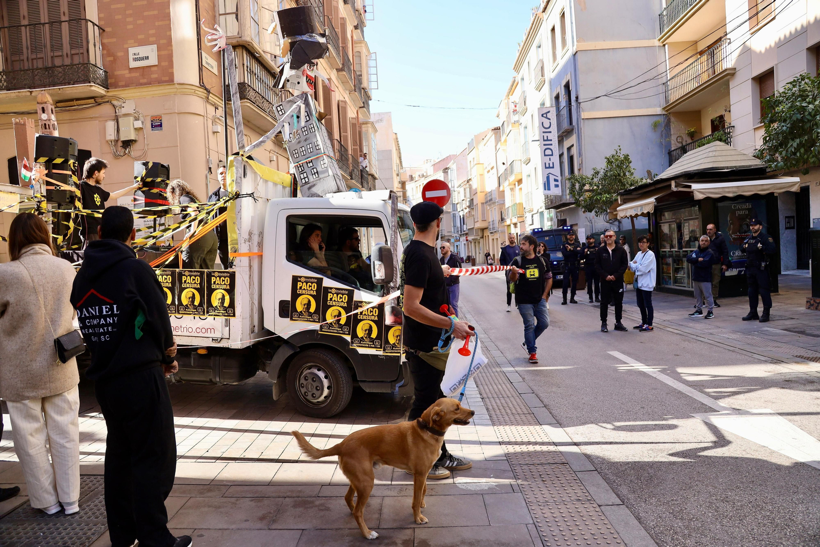 Cientos de personas salen a las calles de Málaga en apoyo a La Invisible, en fotos