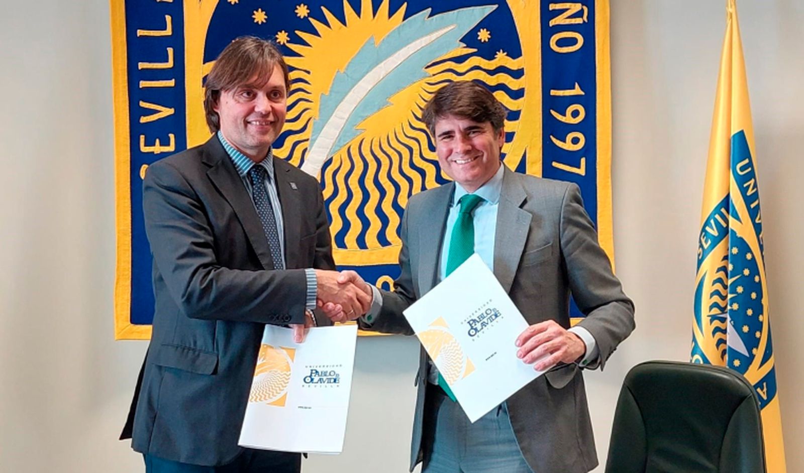 El rector de la UPO, Francisco Oliva y el director general de Andalucía Emprende, Daniel Escacena.