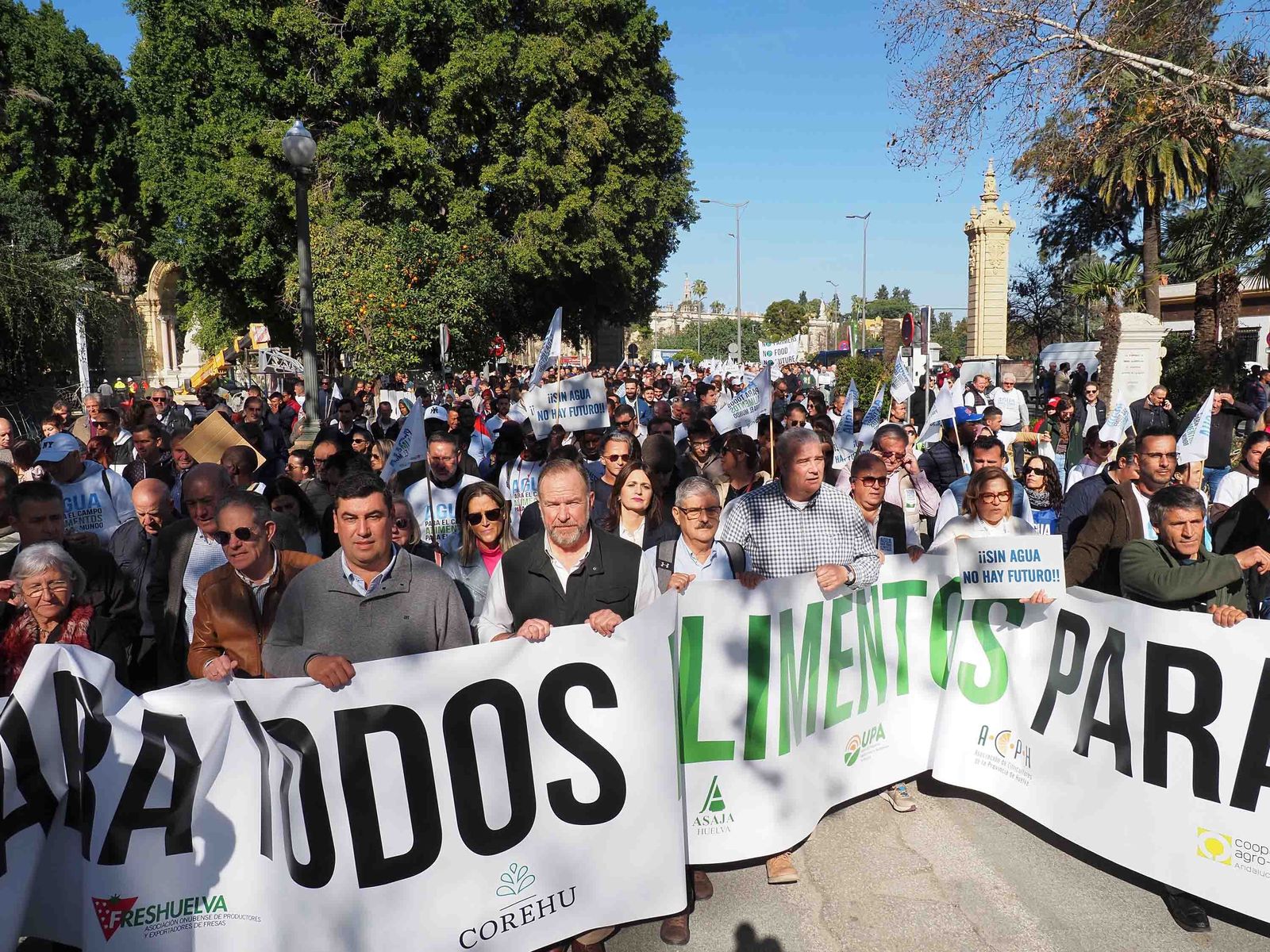Las mejores imágenes de la manifestación de los agricultores de Huelva en Sevilla