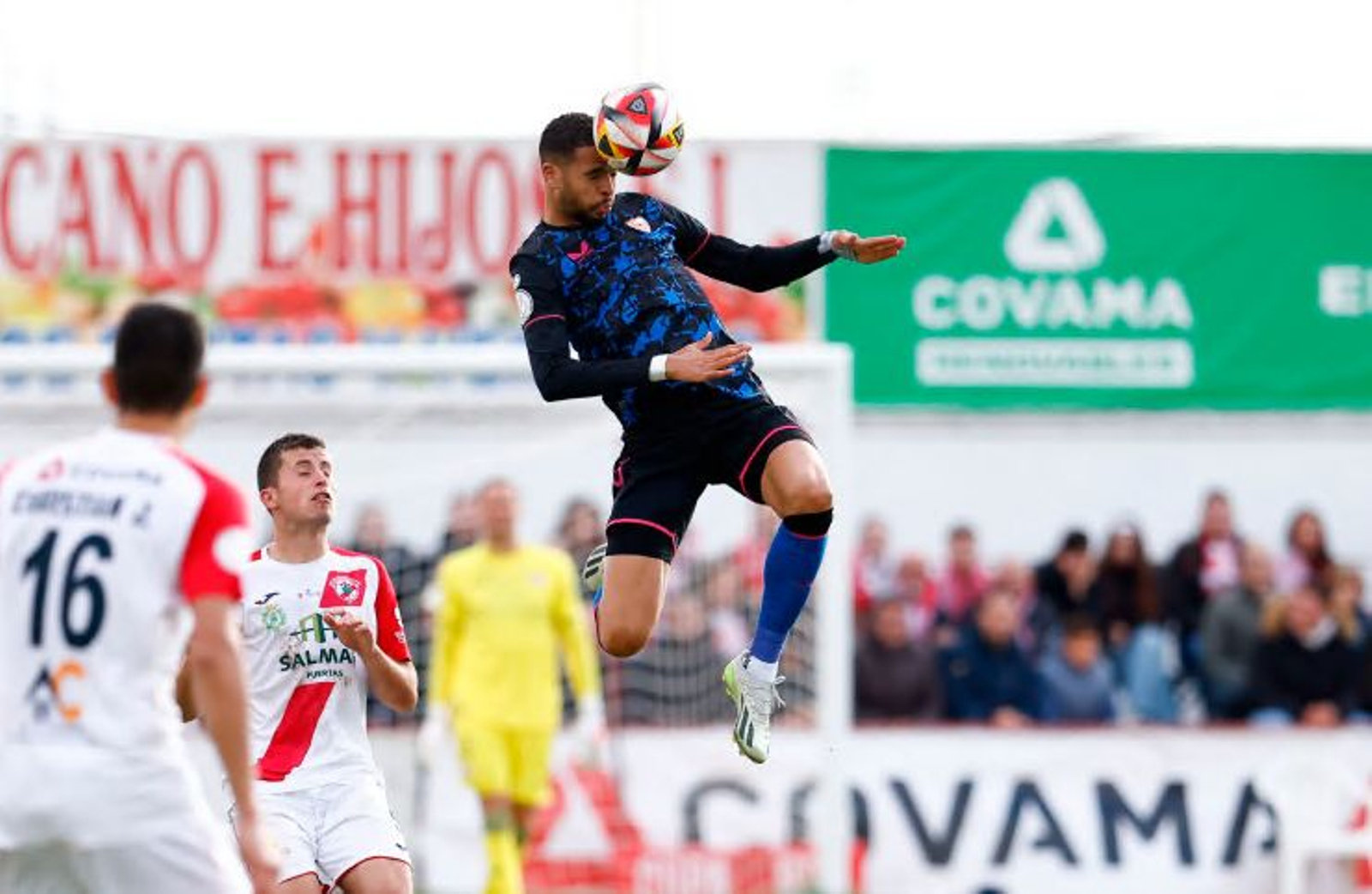 En-Nesyri cabecea, imponente, un balón aéreo.