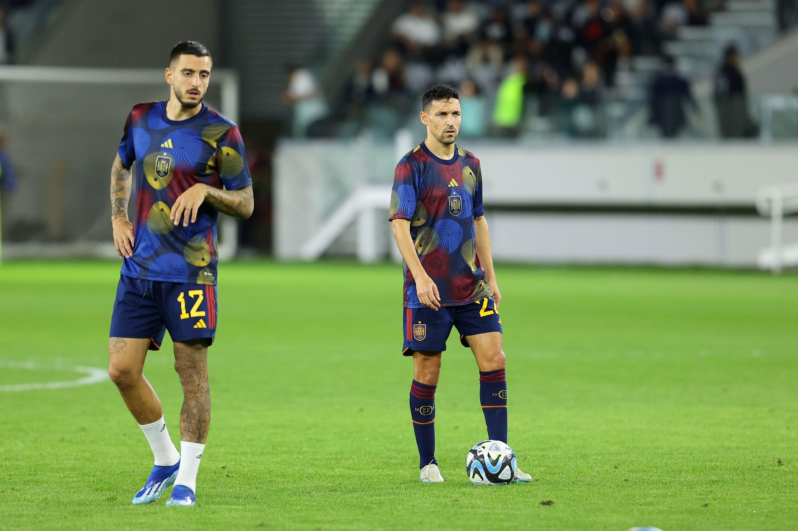 Jesús Navas, junto a Joselu, en el calentamiento de España en Chipre.