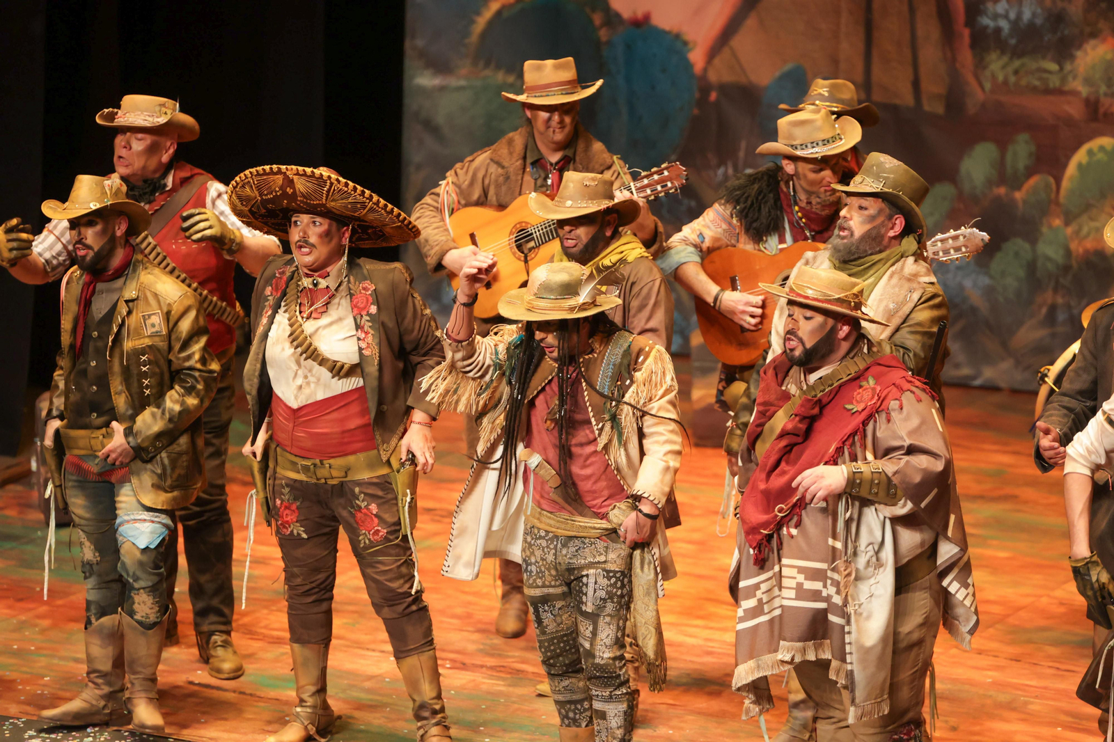 Imágenes de la actuación de la comparsa de Huelva "Los Renegaos" en el Carnaval Colombino