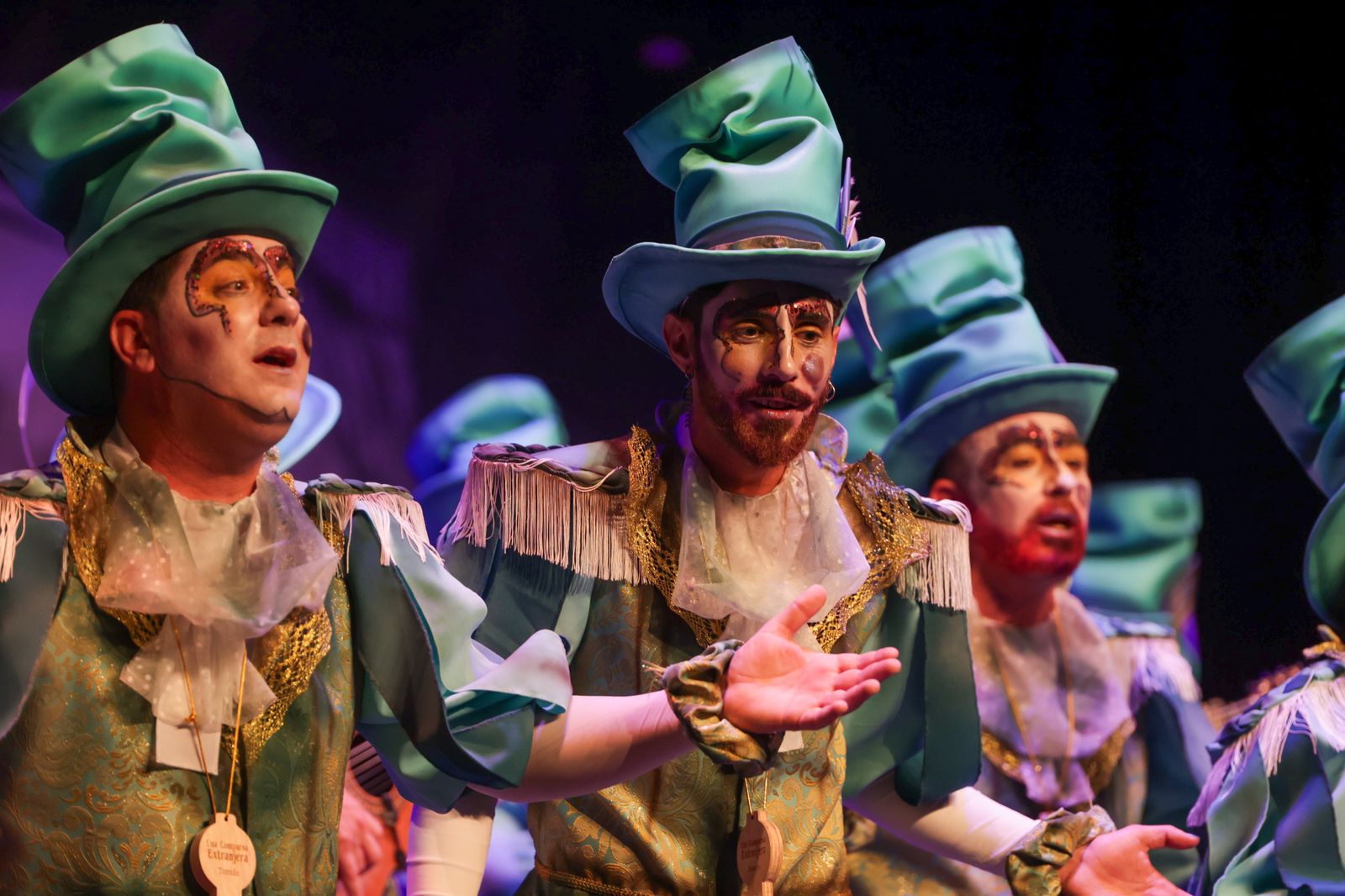 Imágenes de la actuación de la comparsa de Villalba del Alcor "Una comparsa extranjera" en el Carnaval Colombino