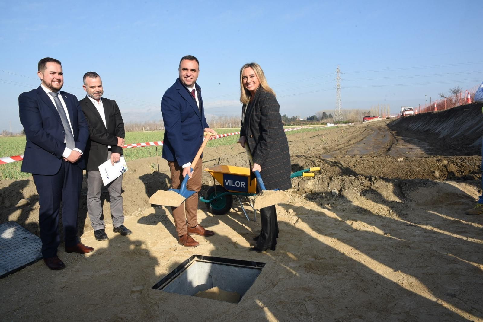 Colocación de la primera piedra por parte del presidente de Diputación y la alcaldesa de Granada.