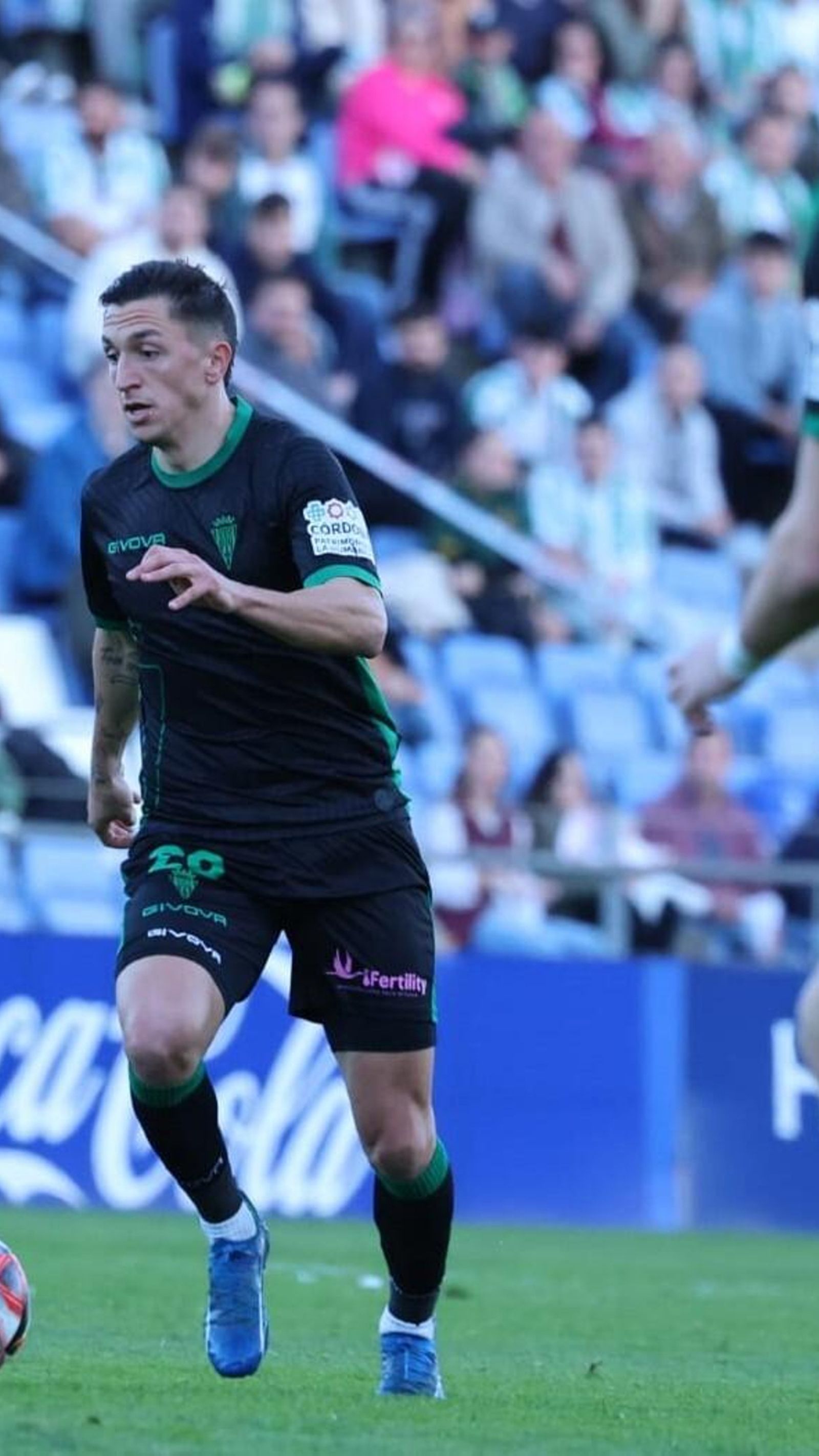 Carracedo encara a Josiel Núñez en el Recre - Córdoba CF.