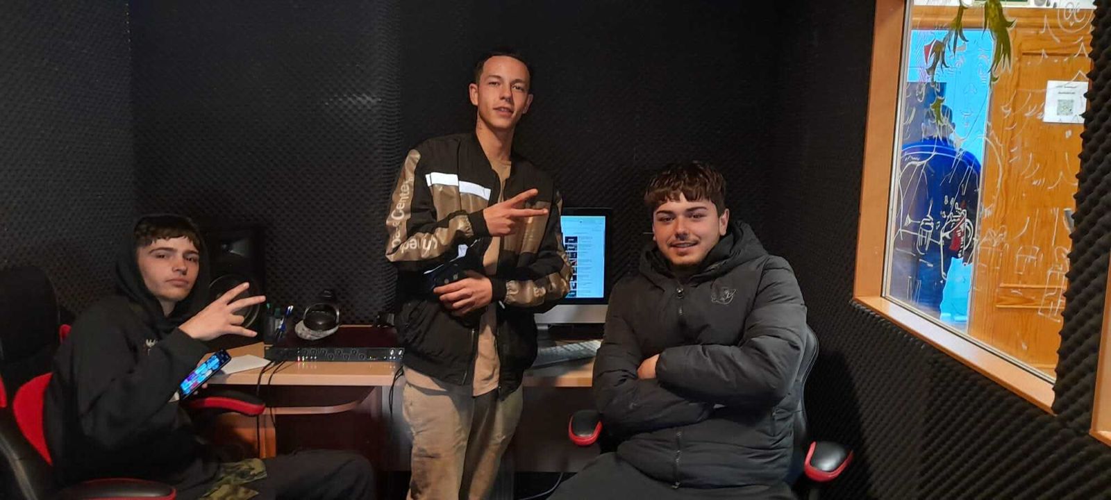 Jóvenes estrenando el nuevo estudio de grabación musical en La Zubia