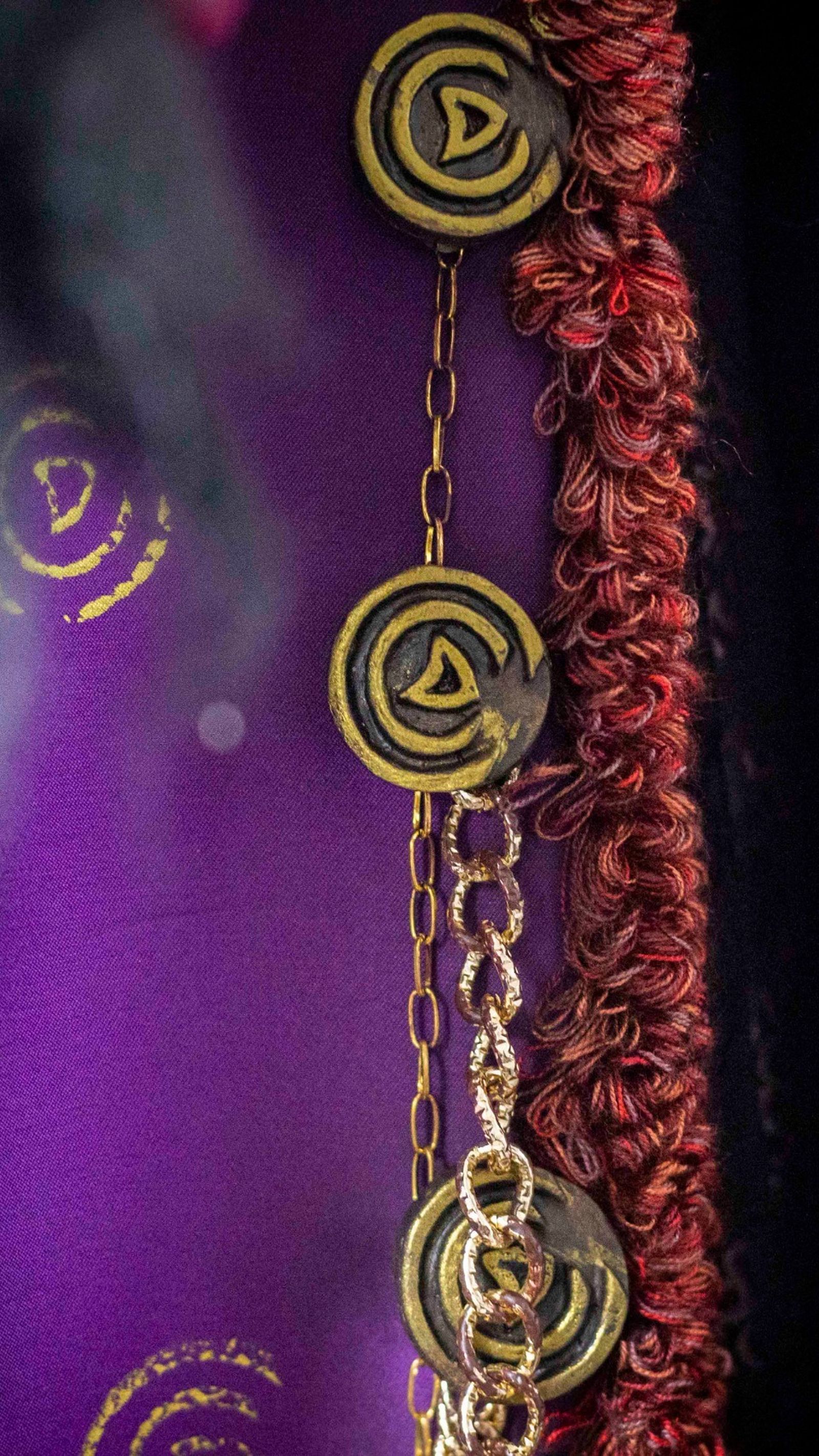 Detalle de botones con la "marca de la ganadería" de 'La oveja negra'.