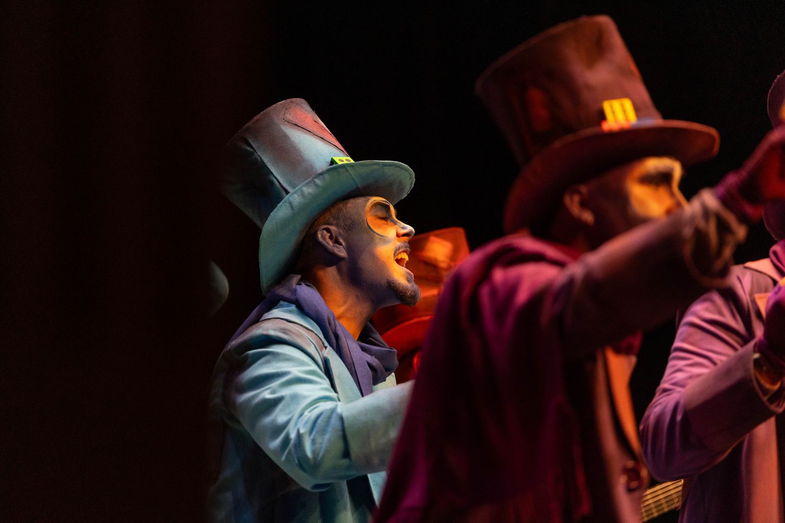 Imágenes de la actuación de la comparsa de Huelva "Los Atrapaos" en el Carnaval Colombino