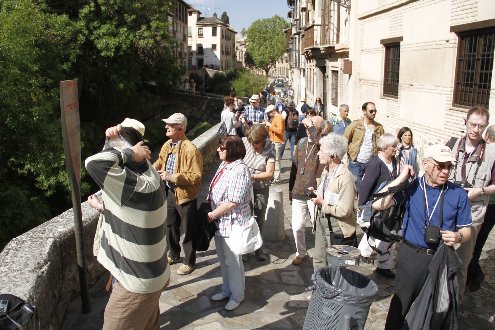 Imagen de archivo de un grupo de turistas en la Carrera del Darro