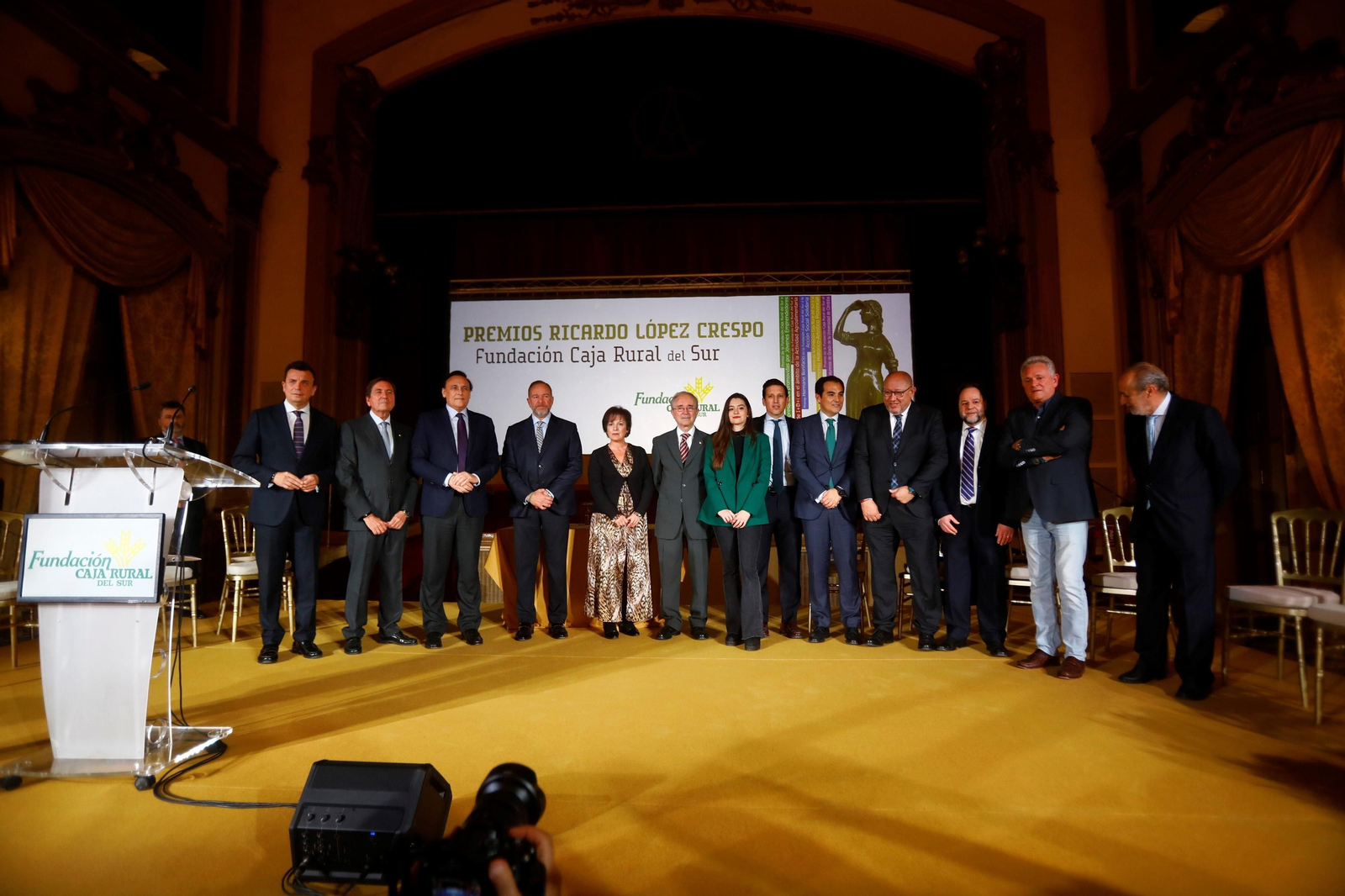 Los premiados, junto a las autoridades, antes del acto de entrega de los galardones.