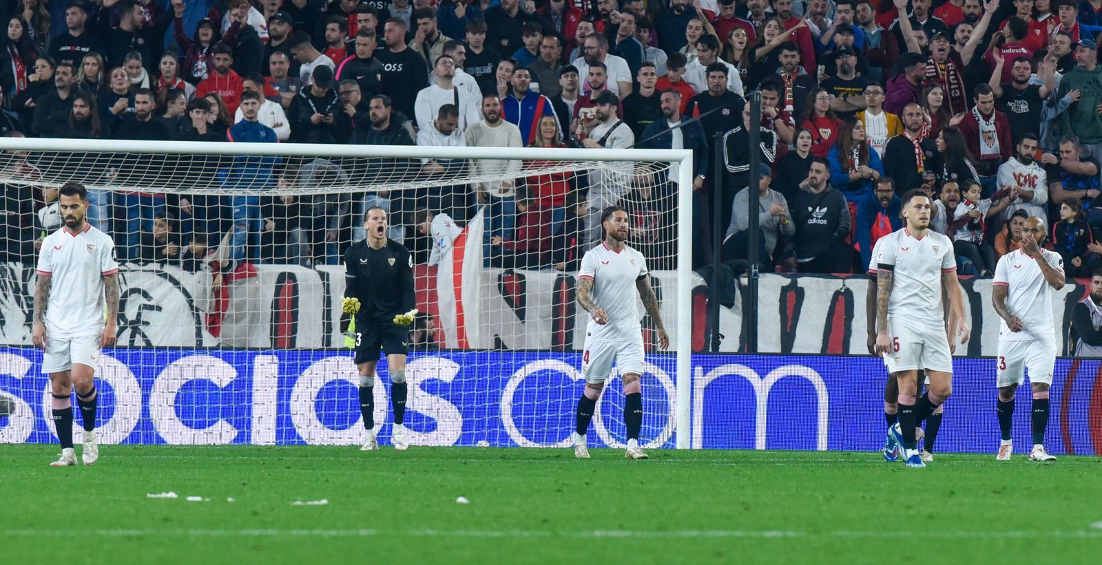 Los sevillistas, contrariados tras encajar el gol del empate.