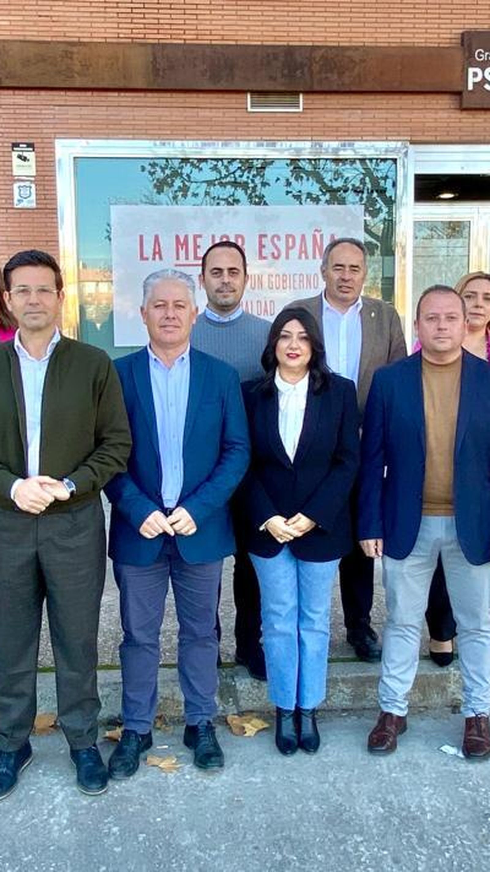 Alcaldes y portavoces socialistas frente a la sede del PSOE de Granada