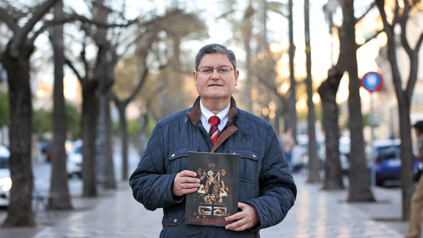 Domingo Díaz Barberá posa con su libro.
