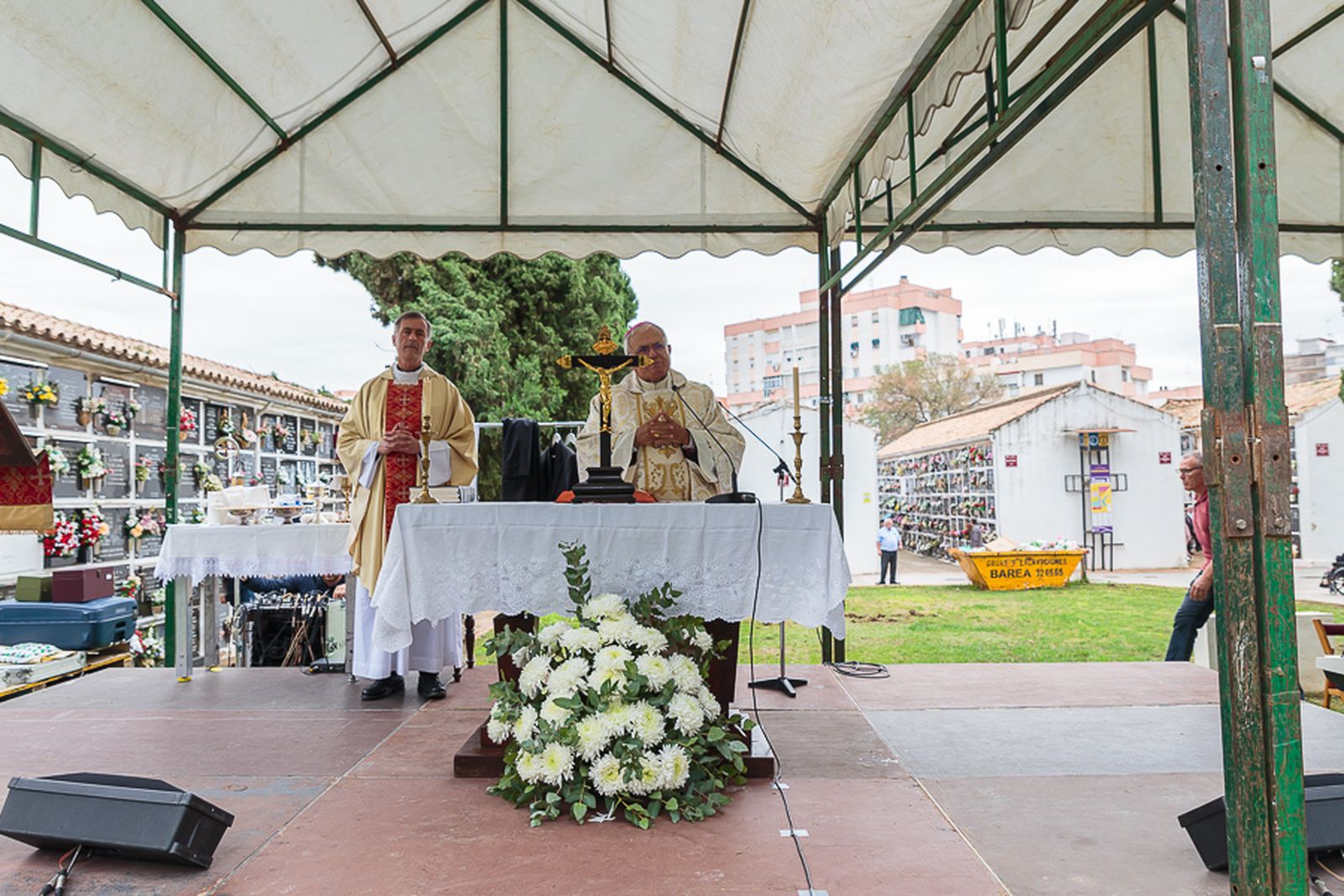 El obispo de Córdoba durante la misa en el cementerio de San Rafael.