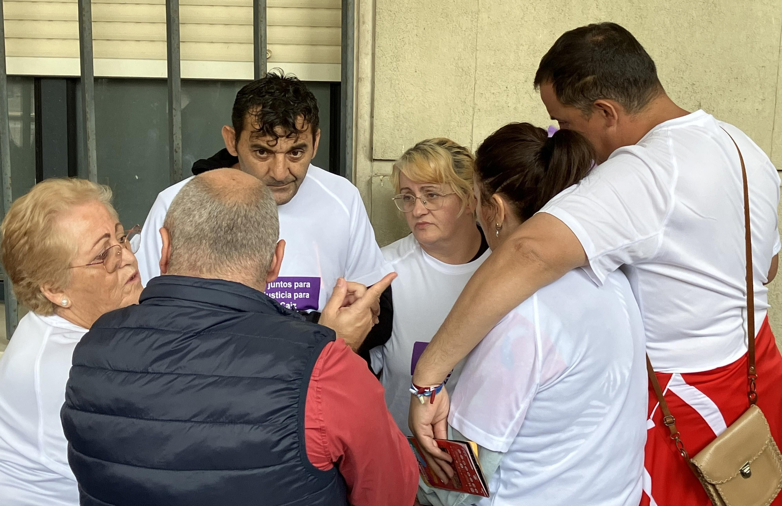 Los padres de Rocío Cáiz escuchan a varios familiares y amigos junto a la Audiencia de Sevilla, el pasado lunes.
