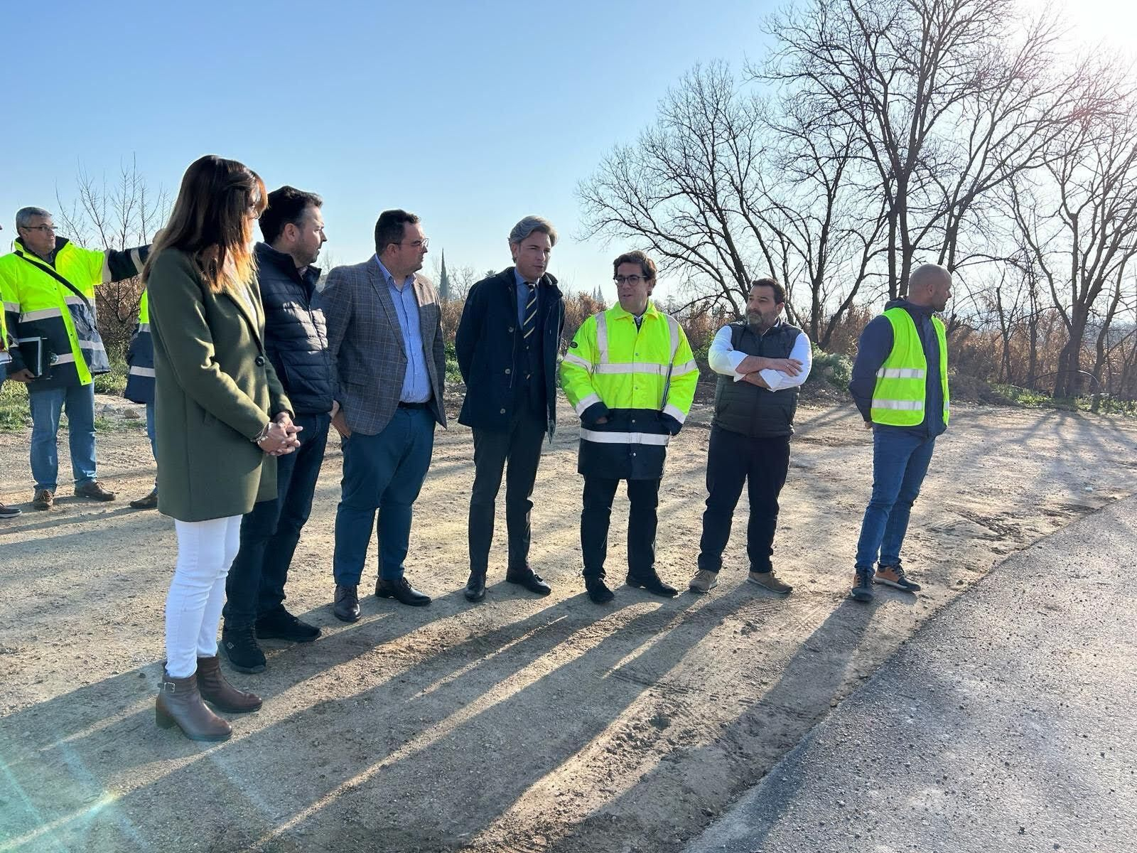 Andrés Lorite vista las obras del itinerario peatonal seguro del diseminado de Los Llanos.