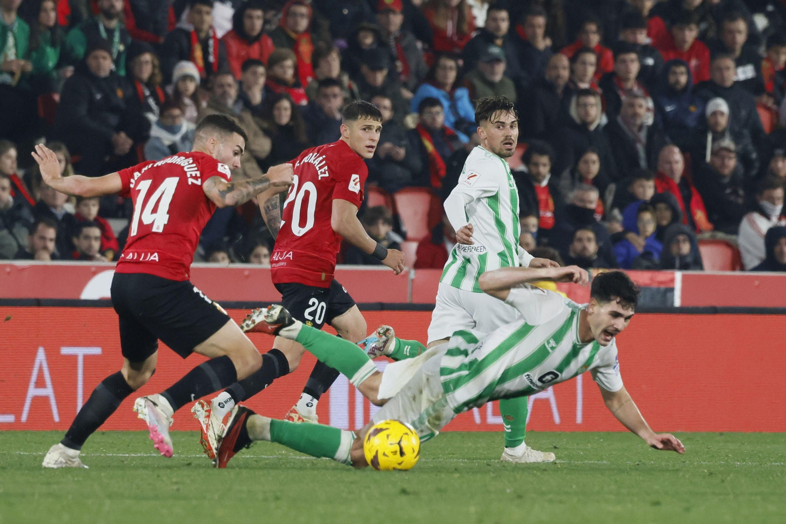 Johnny Cardoso se va al suelo en una disputa con el mallorquinista Dani Rodríguez.