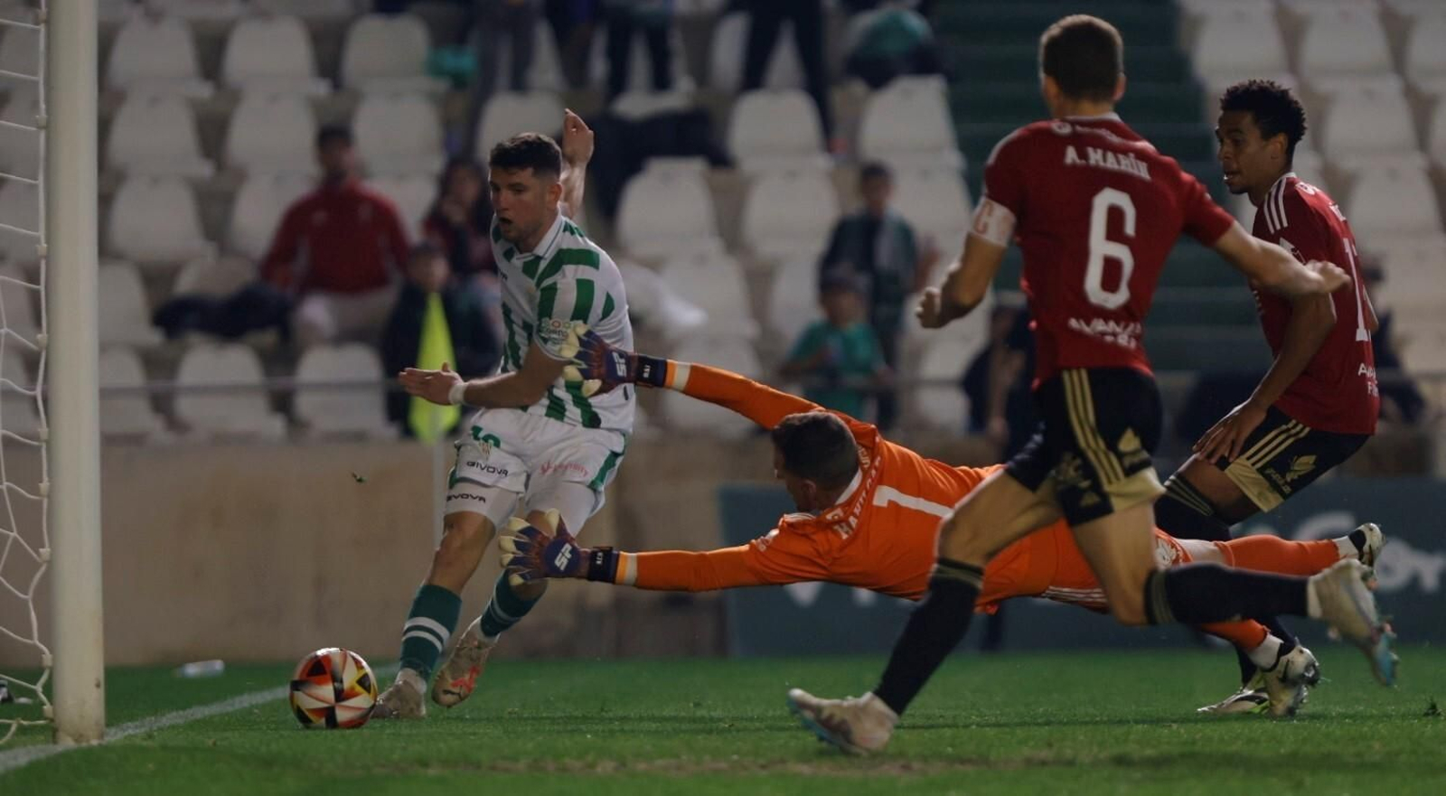 Toril intenta superar a Manu García, el arquero del Real Murcia.