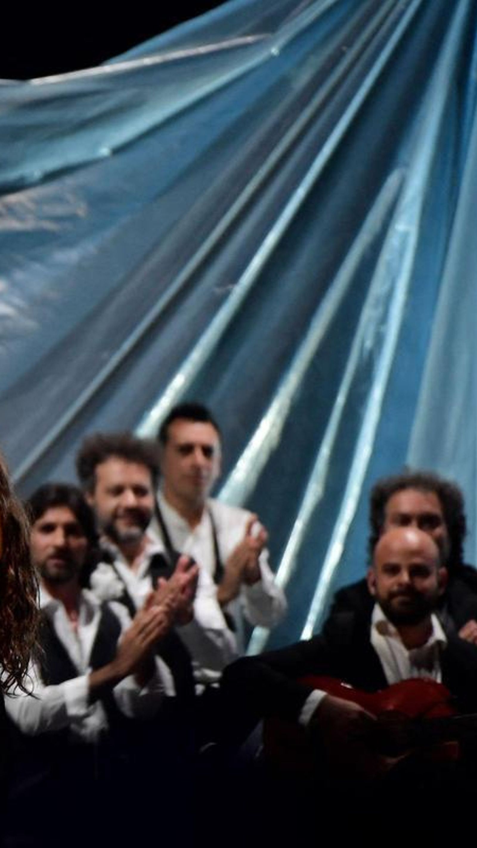 Rosalía cantando en los Grammy Latinos