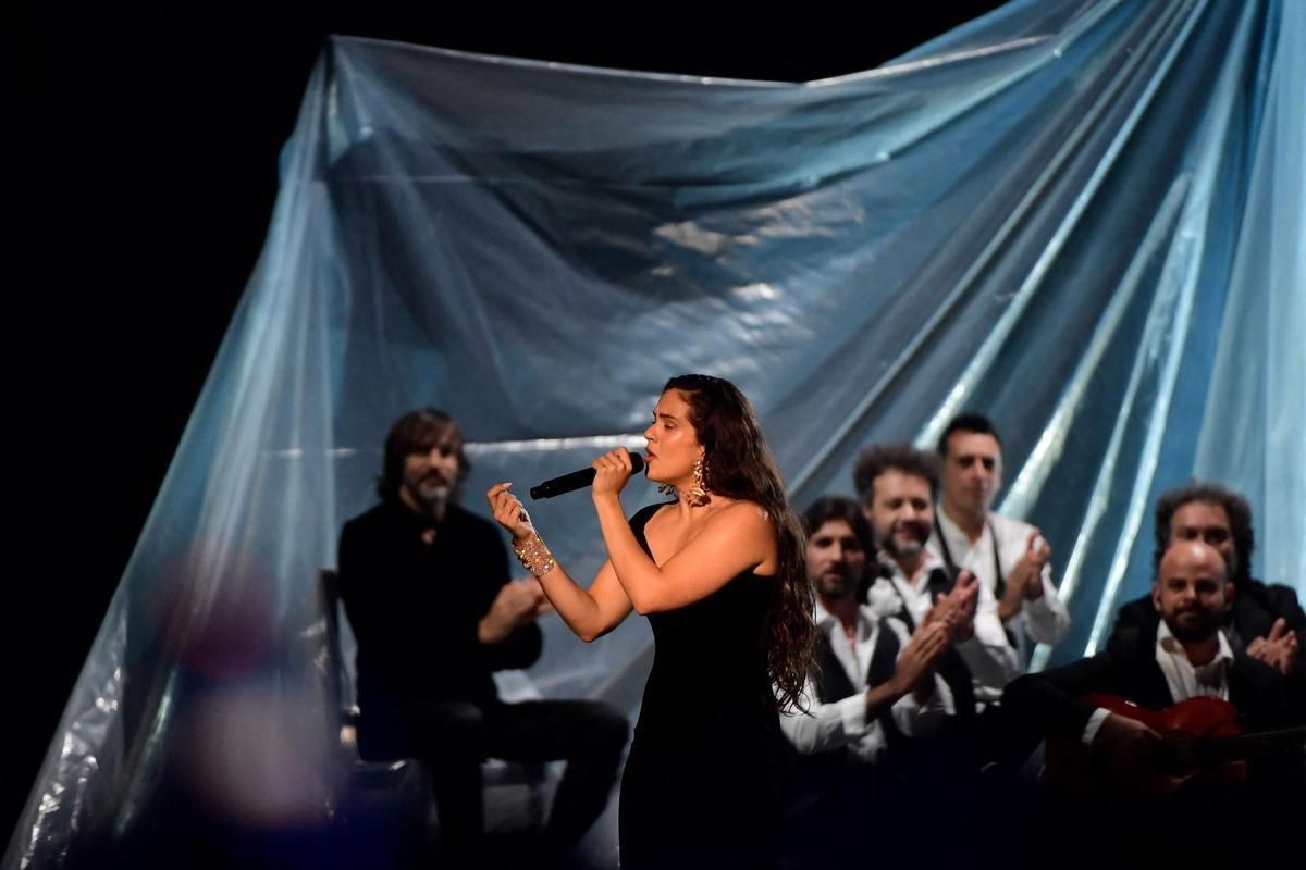 Rosalía cantando en los Grammy Latinos