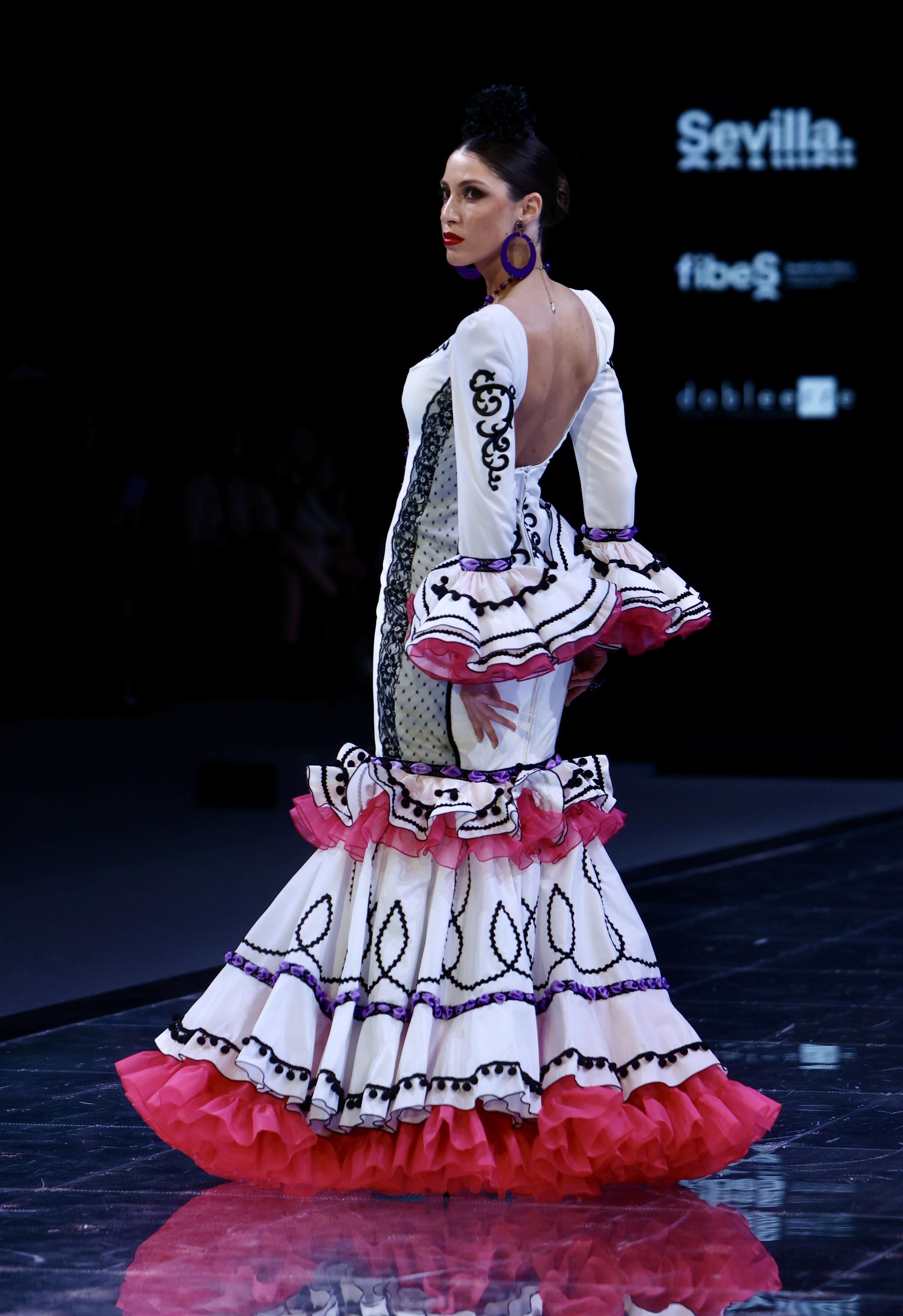 Desfile de Inma Castrejón en SIMOF 2024, todas las fotos