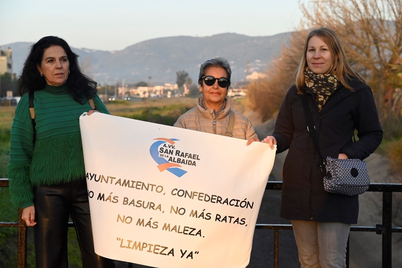Vecinos de San Rafael de la Albaida protestan por la falta de limpieza y mantenimiento del canal del Guadalmellato en Córdoba, en imágenes