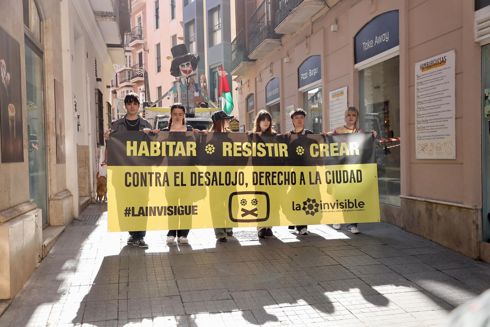 Cientos de personas salen a las calles de Málaga en apoyo a La Invisible, en fotos