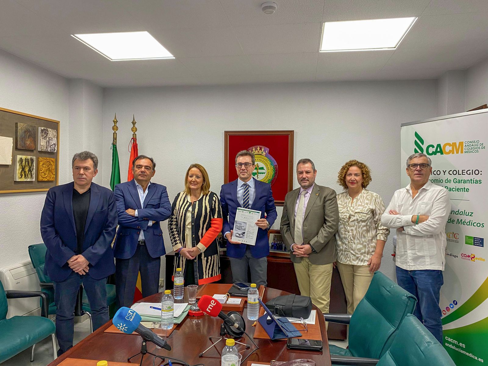 Los representantes de todas las asociaciones y sociedades científicas que forman el Foro Andaluz de Médicos de Atención Primaria, junto al presidente de la CACM.