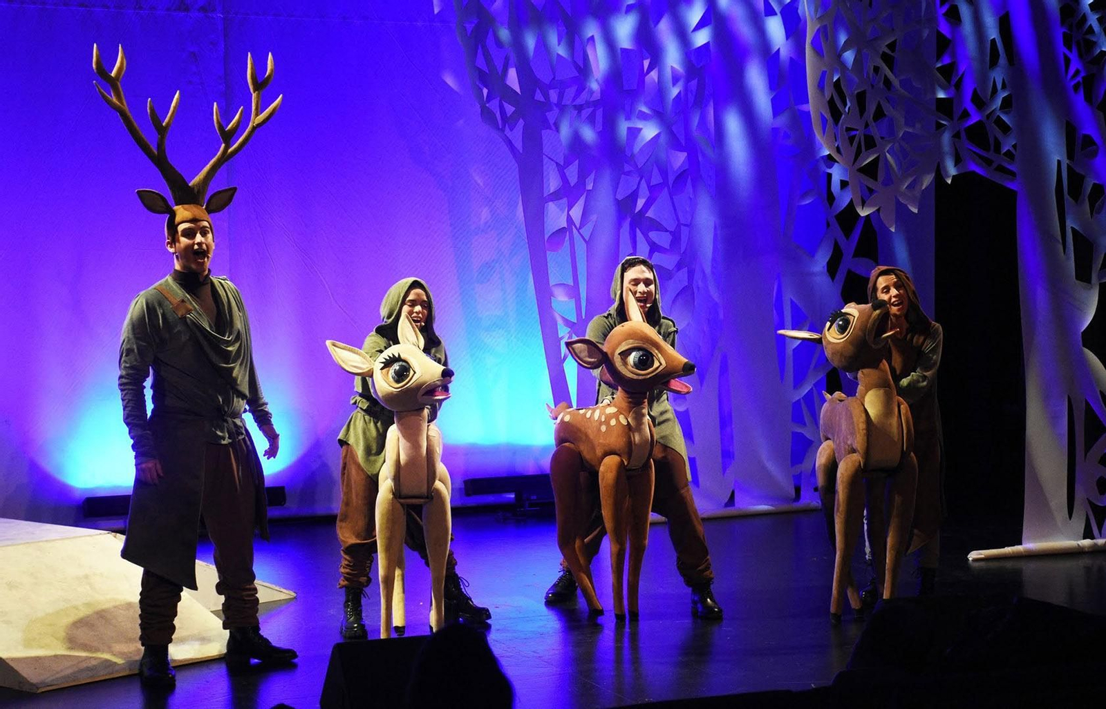 Escena del musical 'Bambi, príncipe de los bosques'