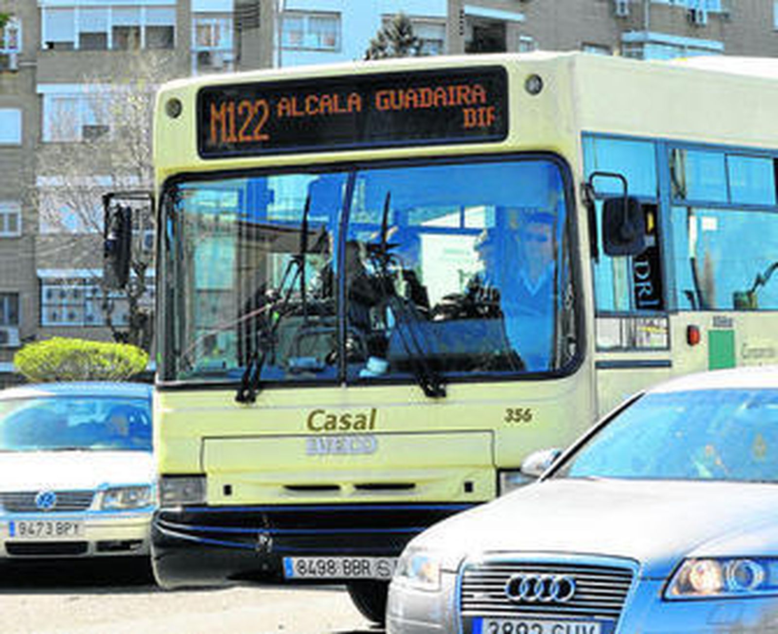 El Ayuntamiento de Alcalá y los vecinos solicitan al Consorcio el refuerzo de las líneas M121 y M122