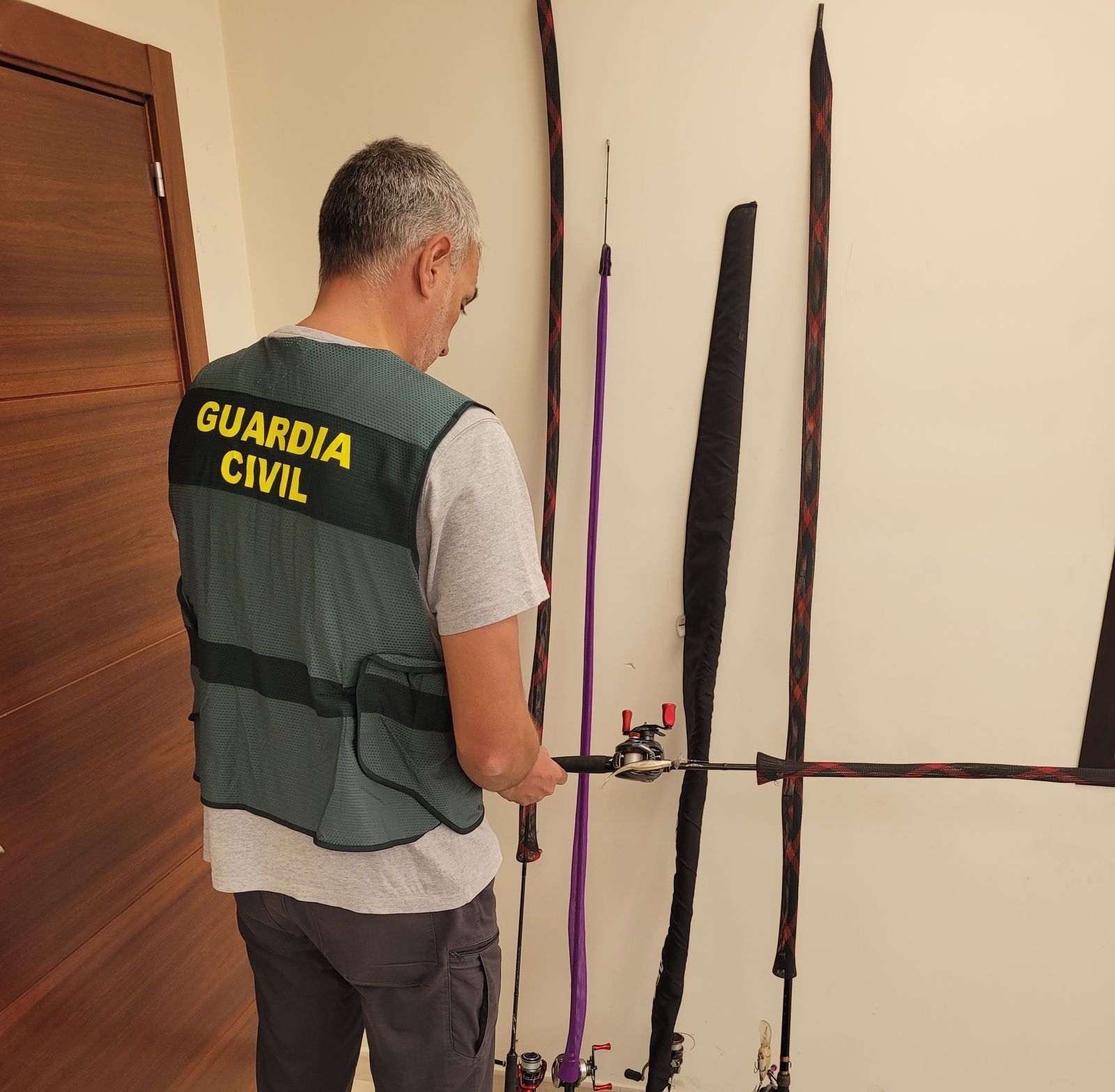 Cañas de pescar recuperadas por la Guardia Civil en Montoro.