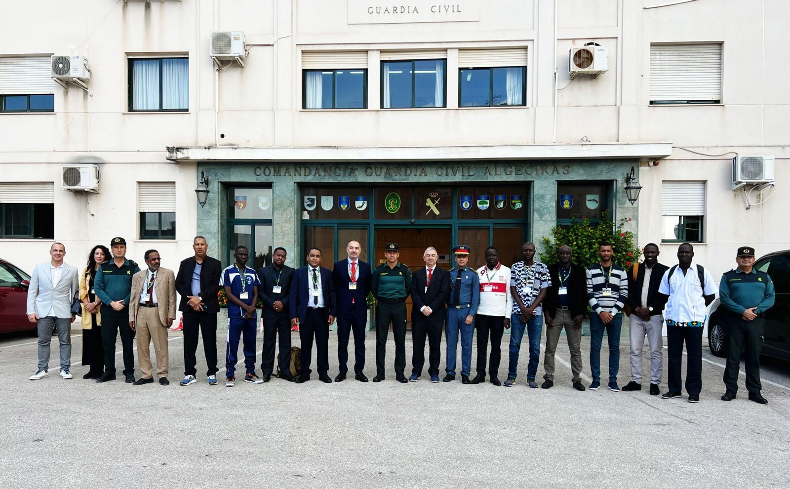 Los participantes en el encuentro, a las puertas de la comandancia algecireña