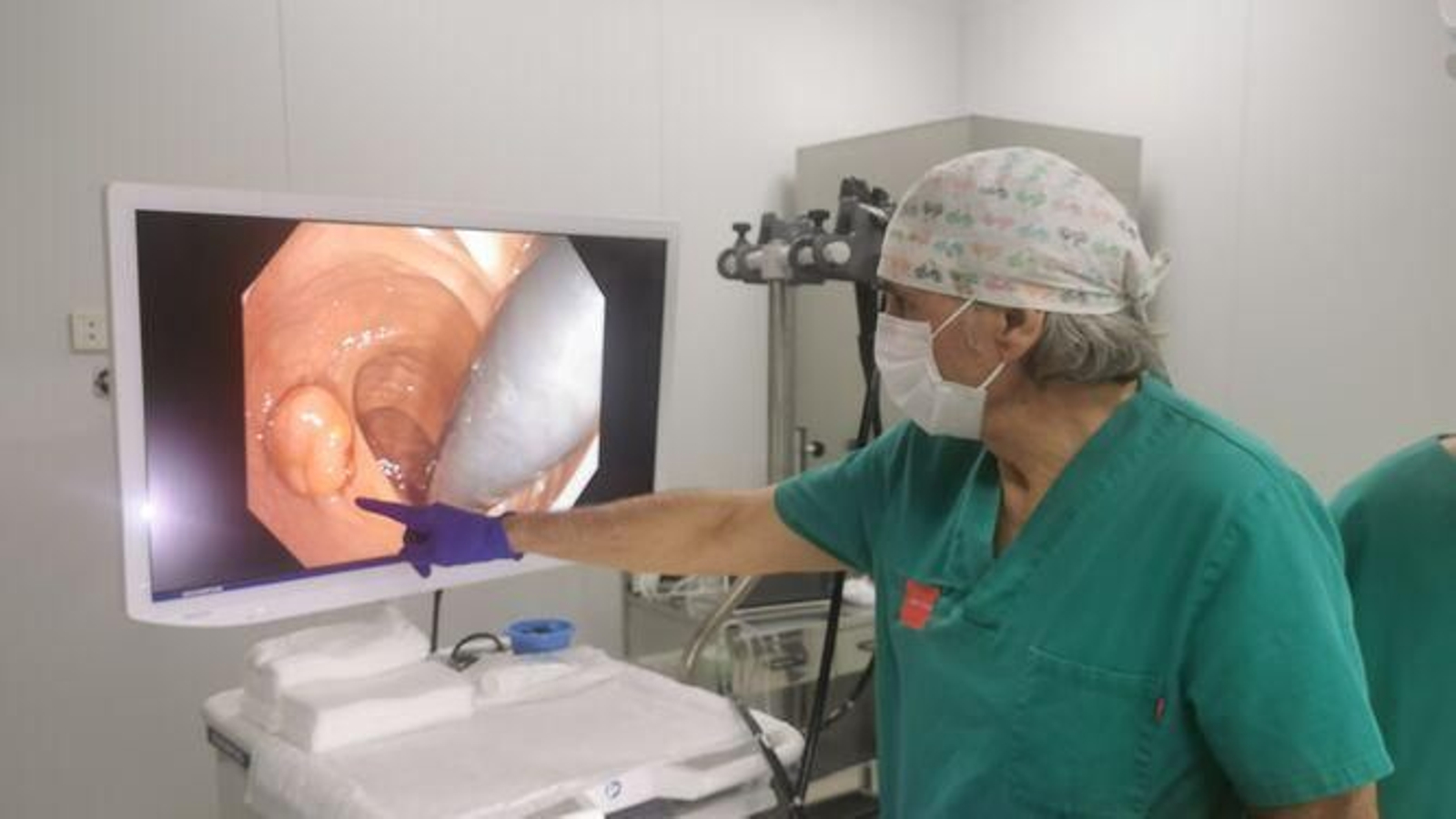 El Dr. López Cano, durante un procedimiento endoscópico.