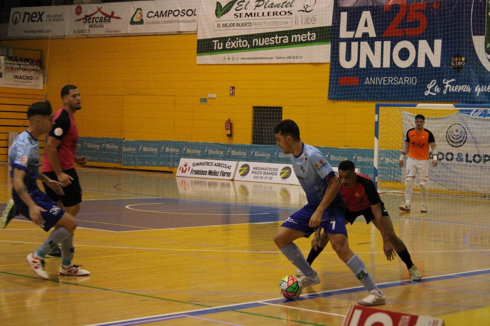 El celeste Juanan conduce el balón ante la presión rival en un partido de esta temporada.